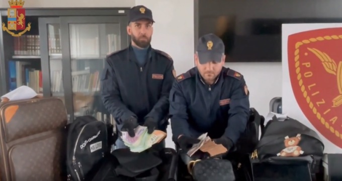 Rubavano bagagli di lusso sui treni, arrestati