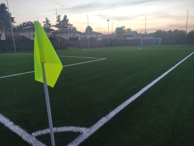 Ladri senza scrupoli rubano pezzi del campo da calcio sintetico dell’oratorio