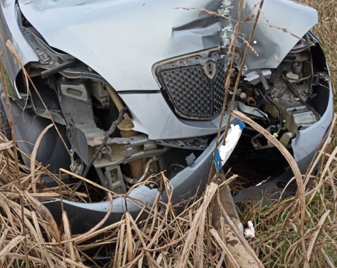 L’amica gli presta l’auto, lui ubriaco si schianta contro un palo