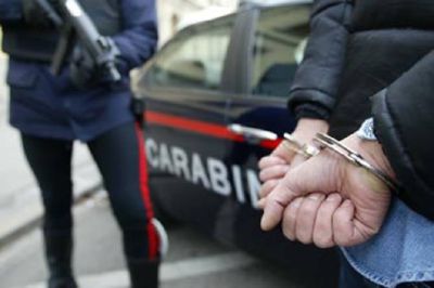 Esce dal supermercato e viene arrestato
