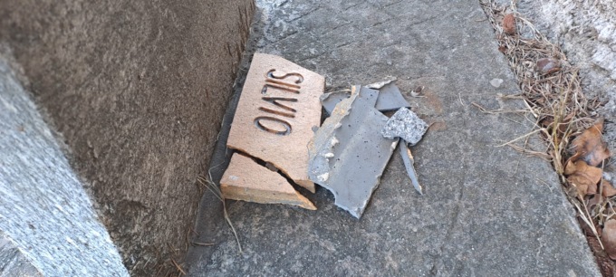 Vandali contro la lapide del partigiano