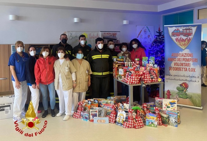 Befana vigili del fuoco bambini doni ospedale di magenta