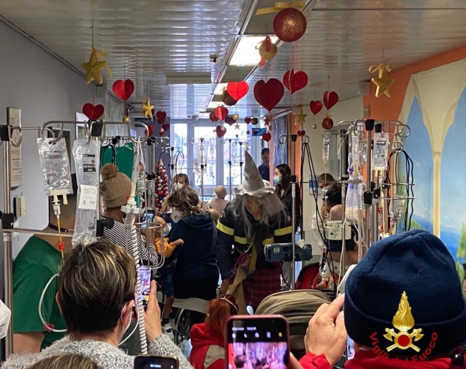 La Befana dei vigili del fuoco all’ospedale di Magenta