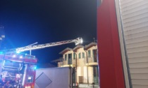 A fuoco il tetto di una villetta arrivano i pompieri
