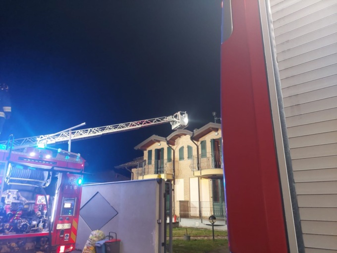 A fuoco il tetto di una villetta arrivano i pompieri