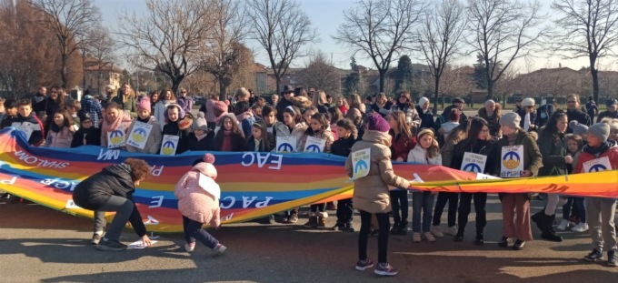 I bambini gridano: “Vogliamo la pace”