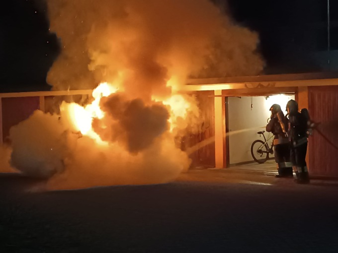 Auto prende fuoco nel cortile