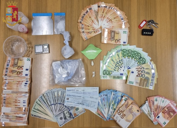 Maxi colpo della Polizia: droga, più di 9mila euro in contanti e dollari americani a casa del pusher