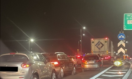 Auto si ribalta lungo la Tangenziale Ovest: traffico in tilt