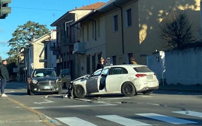 Scontro tra due auto a Canegrate