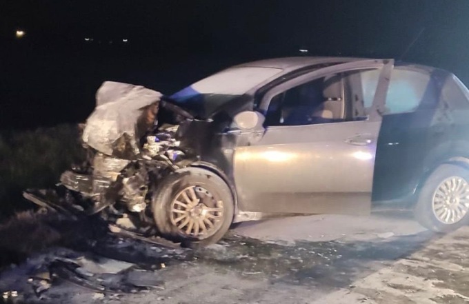 Frontale fra due auto: muore un uomo, gravissima una 50enne