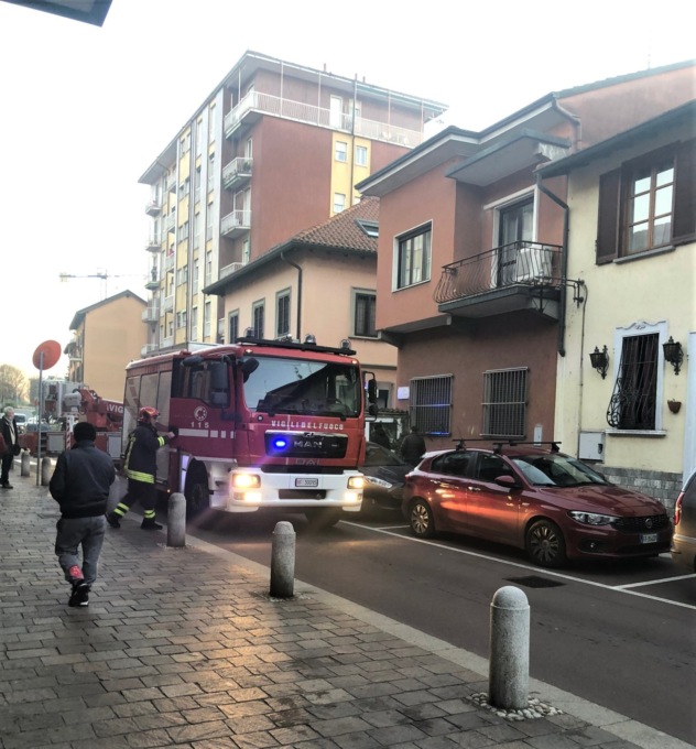 A fuoco il tetto di un’abitazione della Corte del Murnè