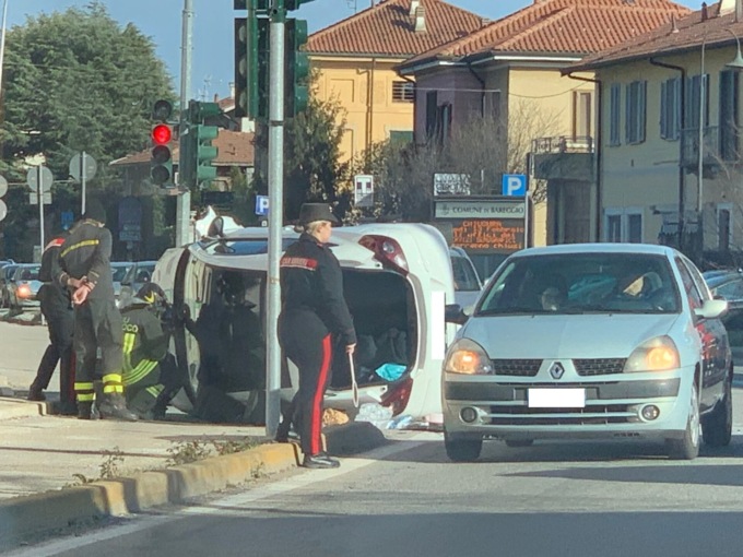 Ribaltamento lungo via Novara