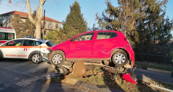 Finisce contro lo spartitraffico e si ribalta con l’auto