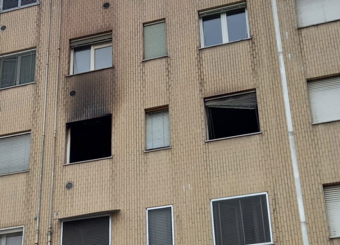 Dopo il violento incendio, nove persone intossicate e inquilini in strada