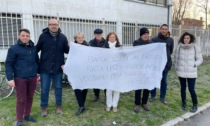 La protesta del Pd Magenta davanti l'ospedale Fornaroli