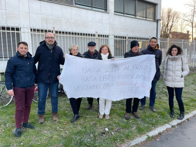 La protesta del Pd Magenta davanti l’ospedale Fornaroli