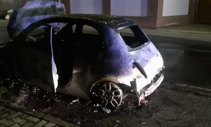 Auto in fiamme completamente distrutta