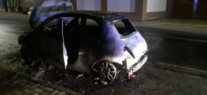 Auto in fiamme completamente distrutta