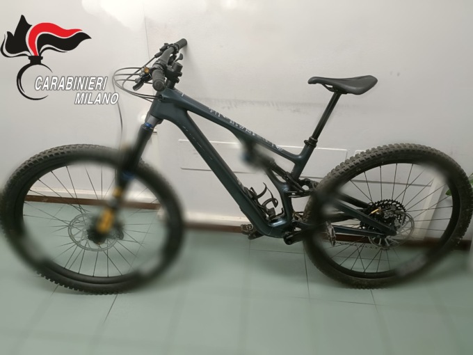 Gli rubano la bici, poco dopo la ritrova in vendita su internet e si presenta dal venditore con i Carabinieri