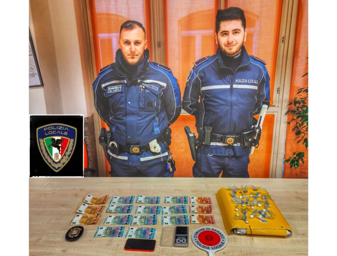 Fermato con cocaina e hashish in tasca: arrestato spacciatore