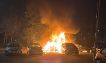 Sei auto bruciate nella notte. La rabbia dei proprietari: "Siamo abbandonati da tutti"