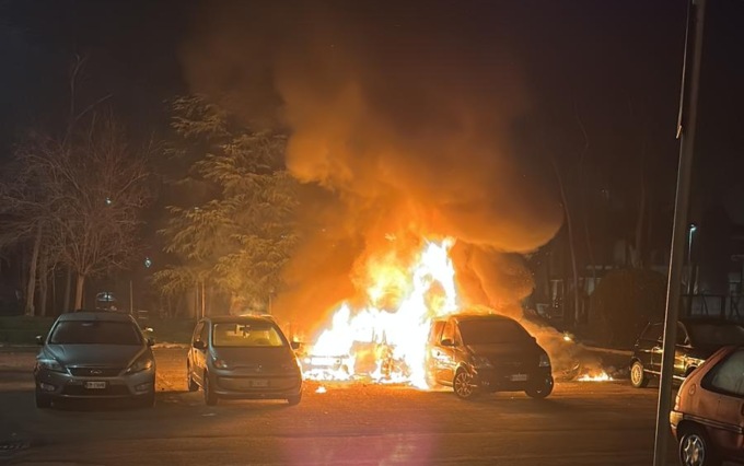 Sei auto bruciate nella notte. La rabbia dei proprietari: “Siamo abbandonati da tutti”
