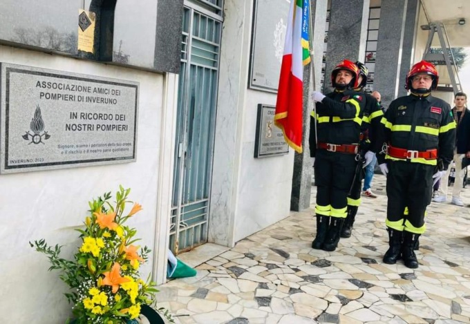 Una targa in memoria dei pompieri che non ci sono più