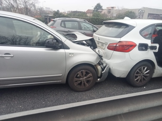 Tamponamento a catena: donna rimane incastrata in auto