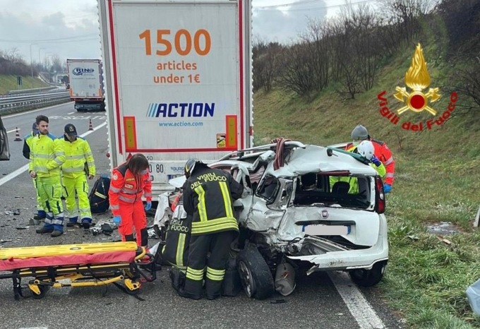 Maxi incidente sulla statale: una donna incastrata tra le lamiere