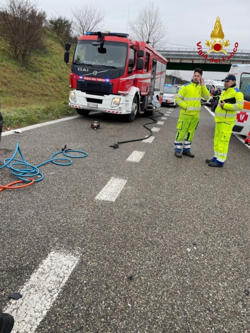 Maxi incidente sulla statale: una donna incastrata tra le lamiere