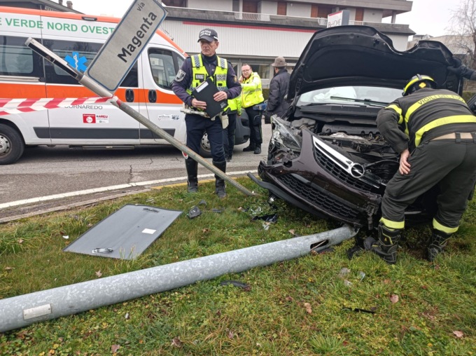 Perde il controllo dell’auto e abbatte un palo della luce