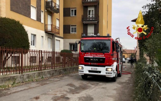 Incendio in casa: uomo ustionato, il gatto muore