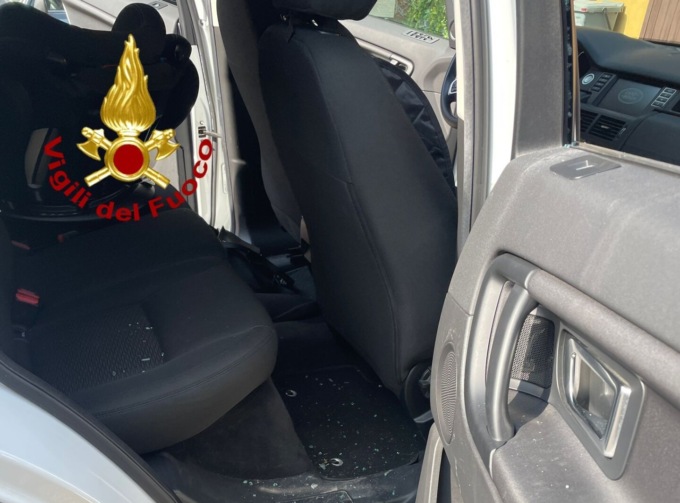 Neonata chiusa accidentalmente in auto, liberata dai Vigili del Fuoco