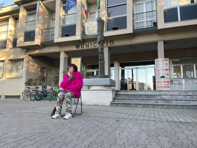 Rischia lo sfratto: 79enne protesta davanti al municipio