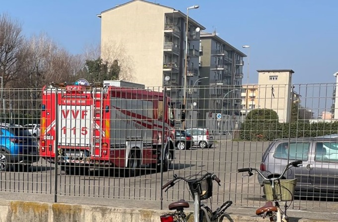 Chiusi in ascensore, liberati dai pompieri