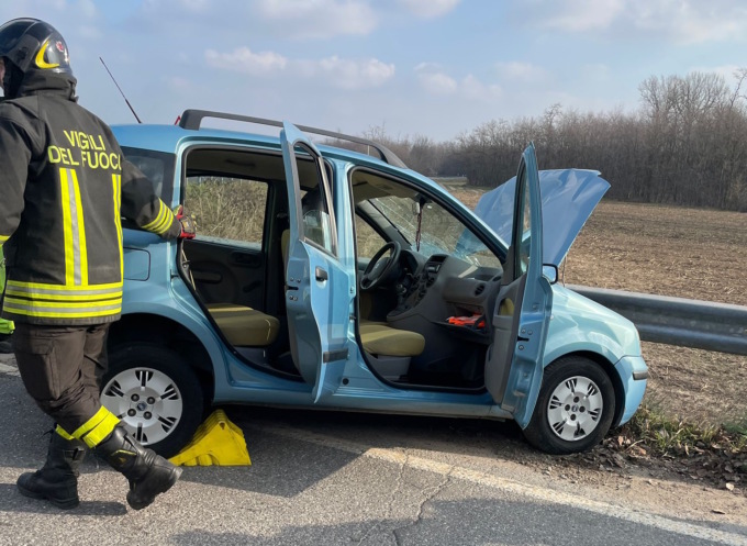Scontro tra auto e furgone, ragazza ferita