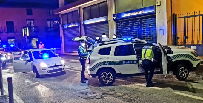 Pregiudicato prende a morsi all’orecchio il cliente di un bar: fermato dalla Polizia Locale