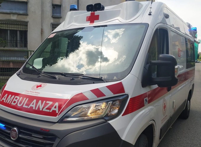 Resta con le gambe schiacciate sotto un cancello, ferita anche la fidanzata