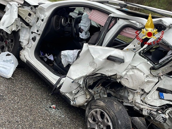 Maxi incidente sulla statale: una donna incastrata tra le lamiere