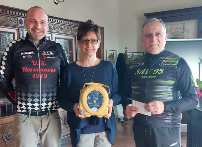 La maxi pedalata porta in dono un defibrillatore