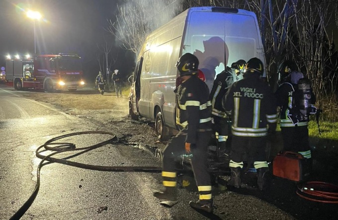 Furgone in fiamme sulla provinciale