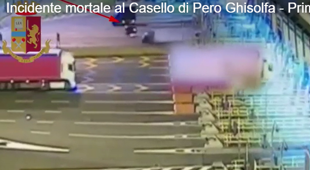 Incidente mortale in A4: impatto devastante fra le due auto VIDEO