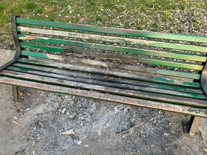 Vandali scatenati contro le panchine: una spaccata, l’altra incendiata