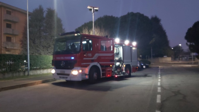 Incendio in un mobilificio: arrivano i Vigili del Fuoco