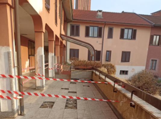 Piastrelle della balconata prese a martellate: chiusa per sicurezza dal Comune