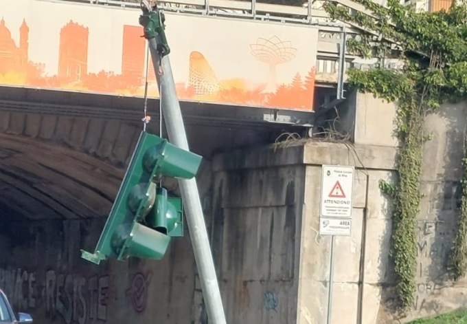 Fa manovra e abbatte il semaforo di corso Europa – Piazza Oslavia