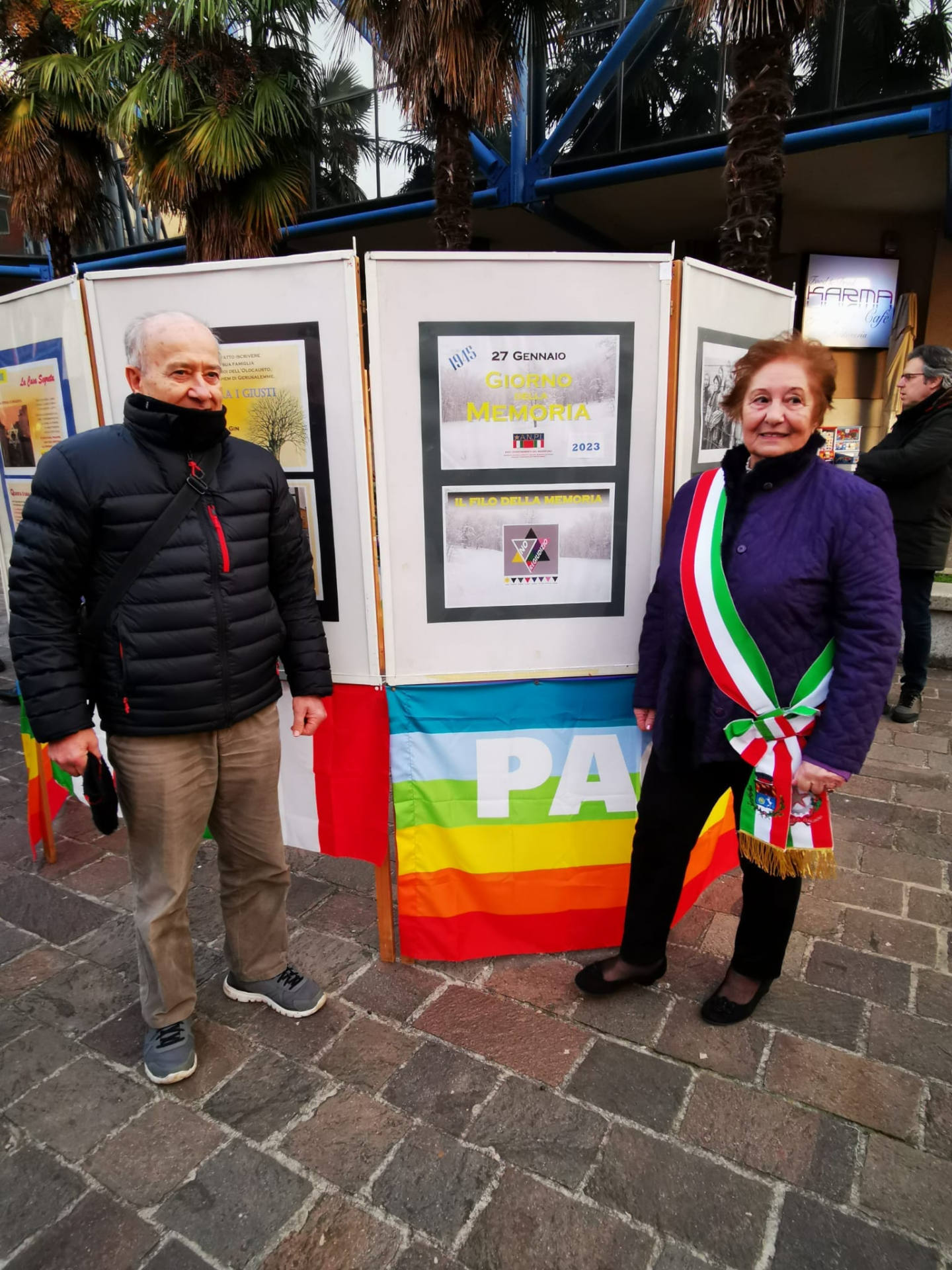 vittuone - Vincenzo Capuozzo, presidente Anpi, con la vicesindaca ivana Marcioni davanti alla mostra per la giornata della memoria