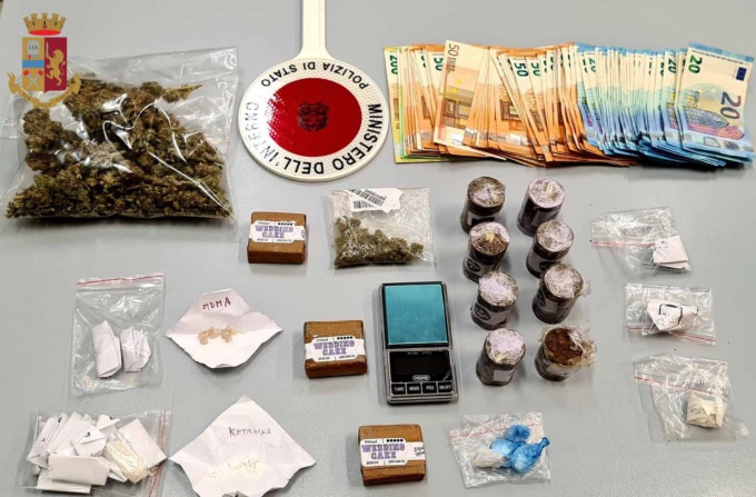 Arrestati quattro pusher: in casa droga e migliaia di euro