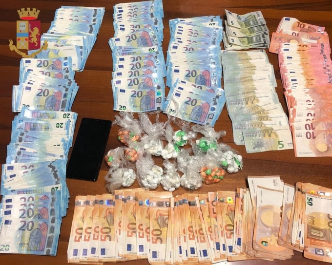 Ai domiciliari: nascondeva in casa 275 dosi di cocaina